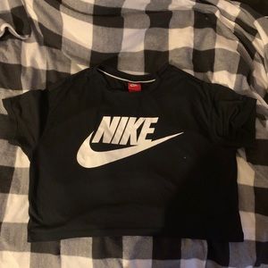 Cropped Nike shirt